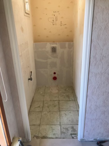 WC après rénovation — suspendu avec lave-mains